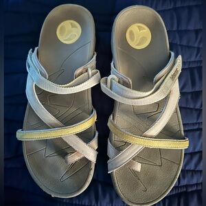 Vionic "Vibrant" Casual Strappy Slide Sandals in Light Gray and Pale Yellow